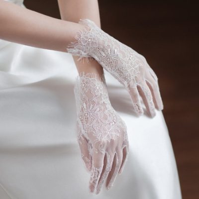 guanti-da-sposa-corti-in-delicato-pizzo-chantilly